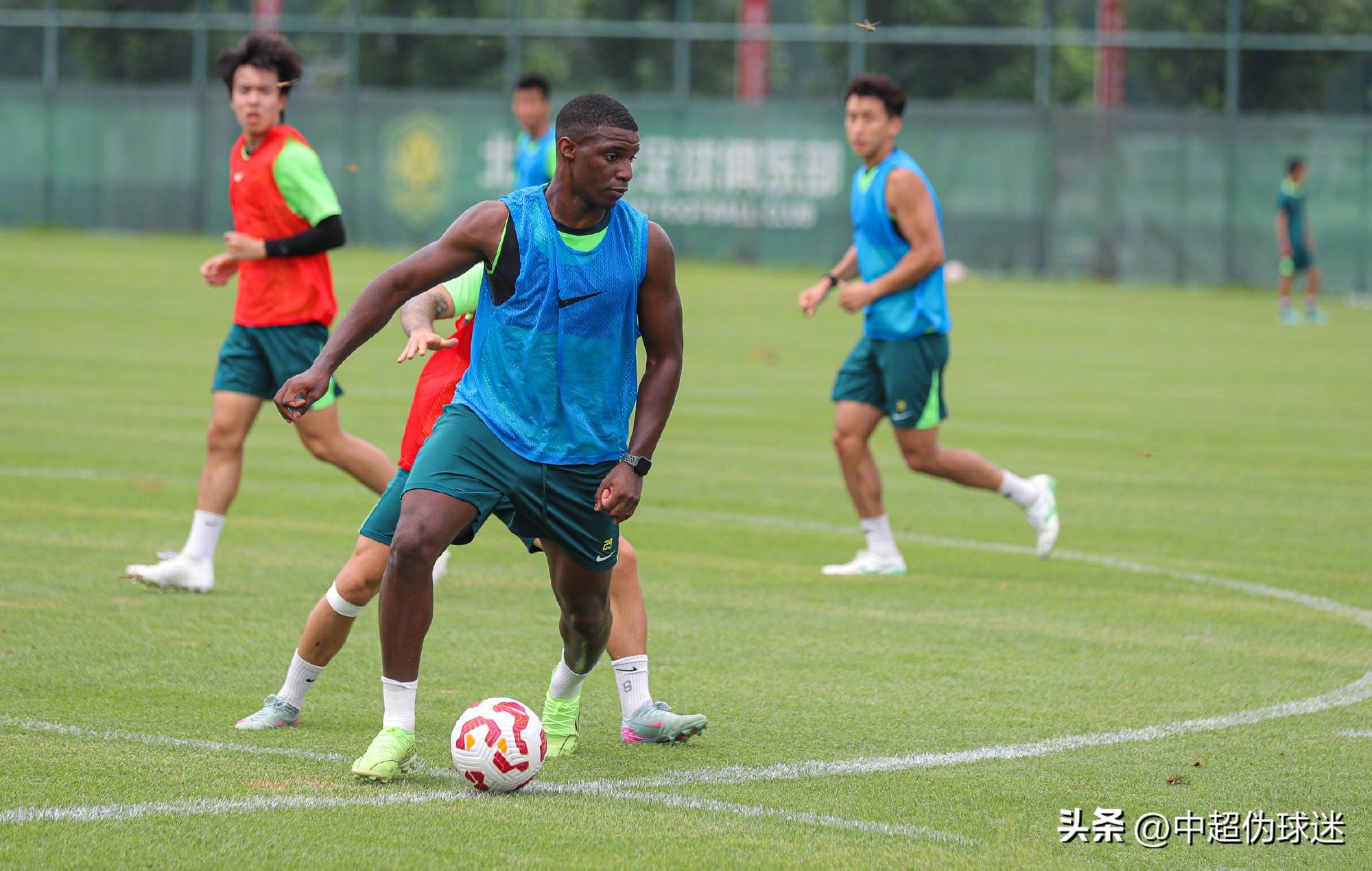 但背后却凝 但背后却凝